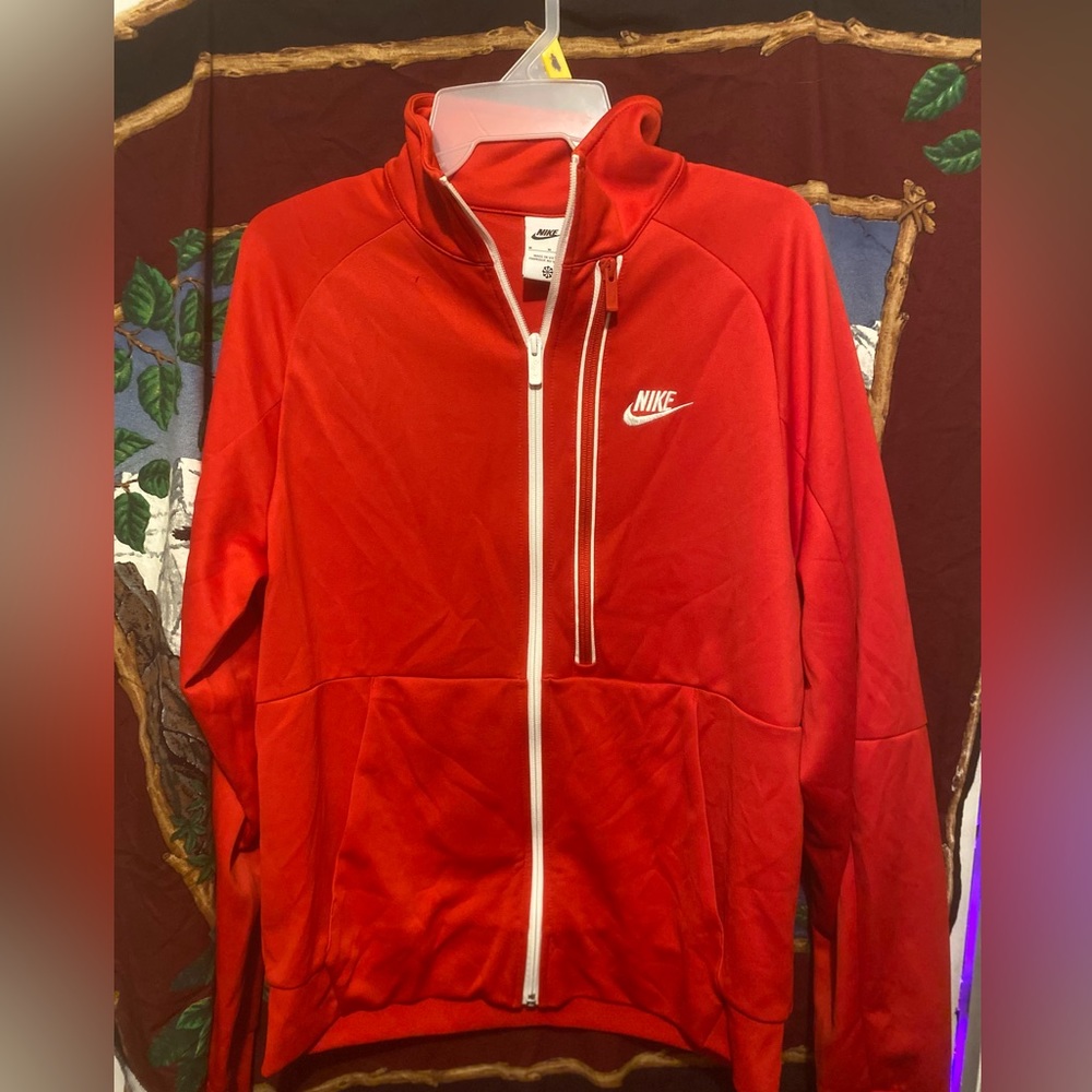 Nike light white windbreaker suit normal price 135.00 it’s a size men’s medium